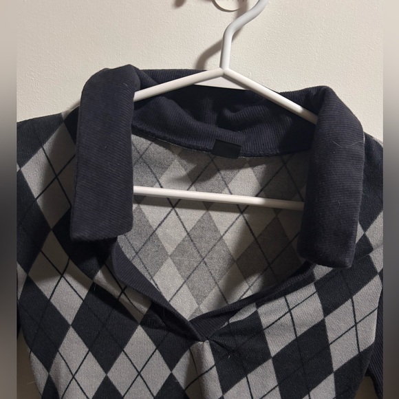 Cropped V neck Argyle Crop Top - Picture 2 of 3